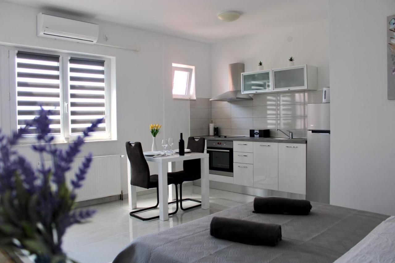 Studio apartman Toni Drniš Esterno foto
