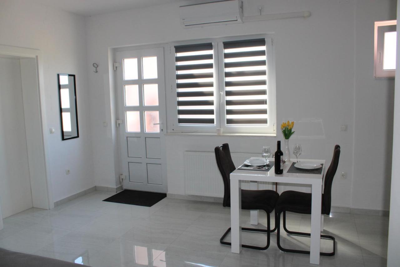 Studio apartman Toni Drniš Esterno foto